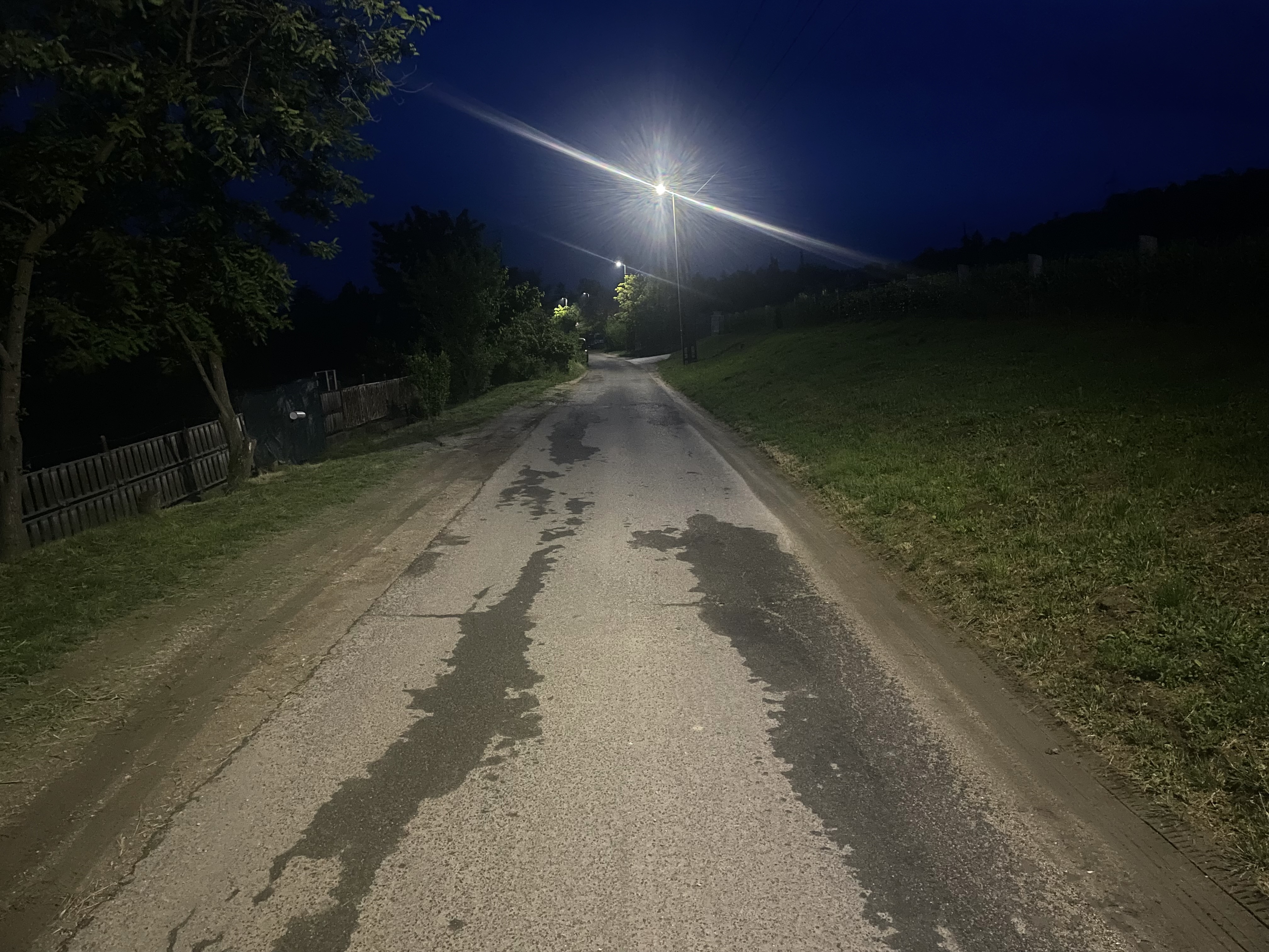 Új közvilágítás éjjel a lakóutcában