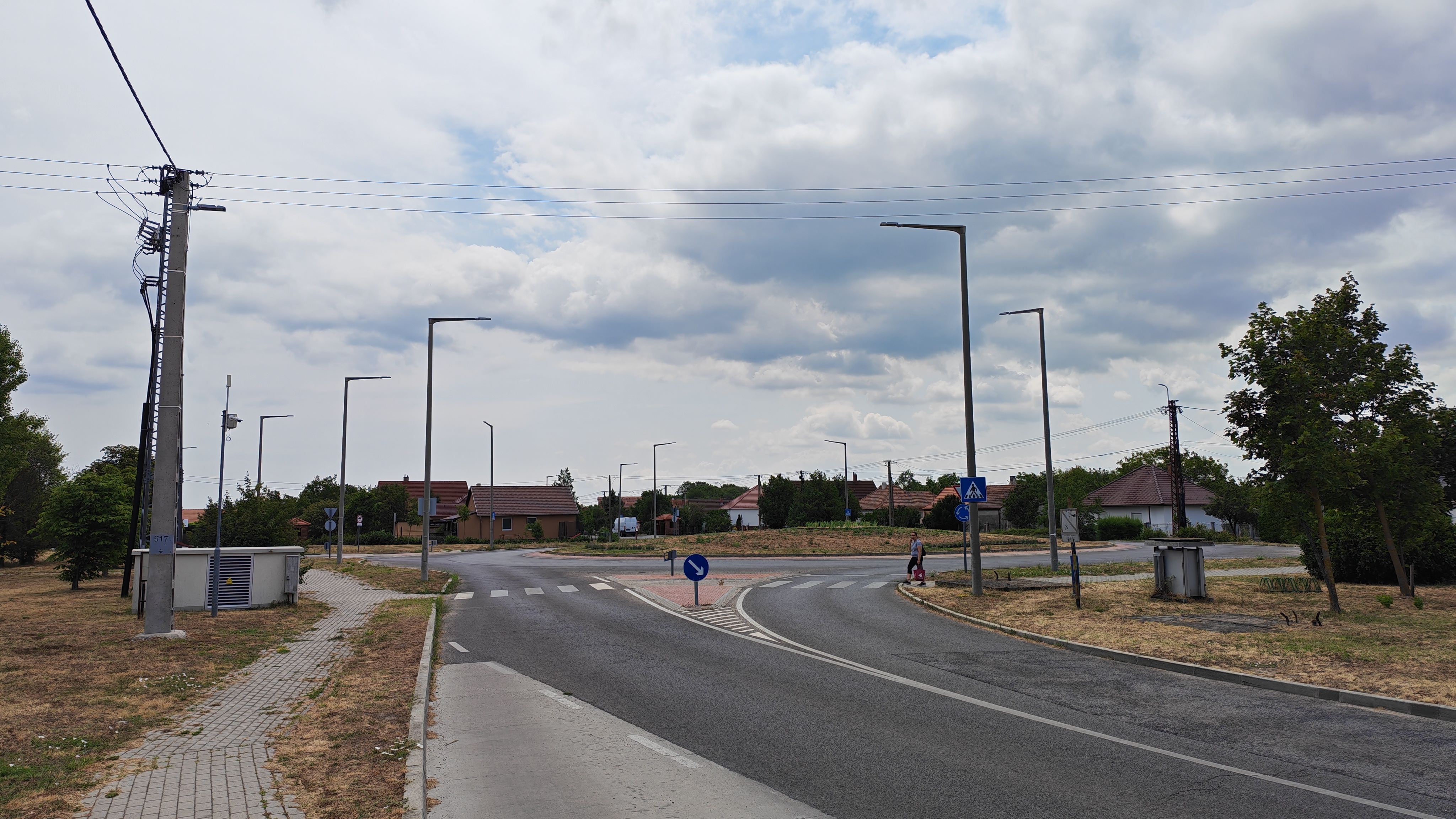 Új közvilágítási oszlopok körforgalomnál