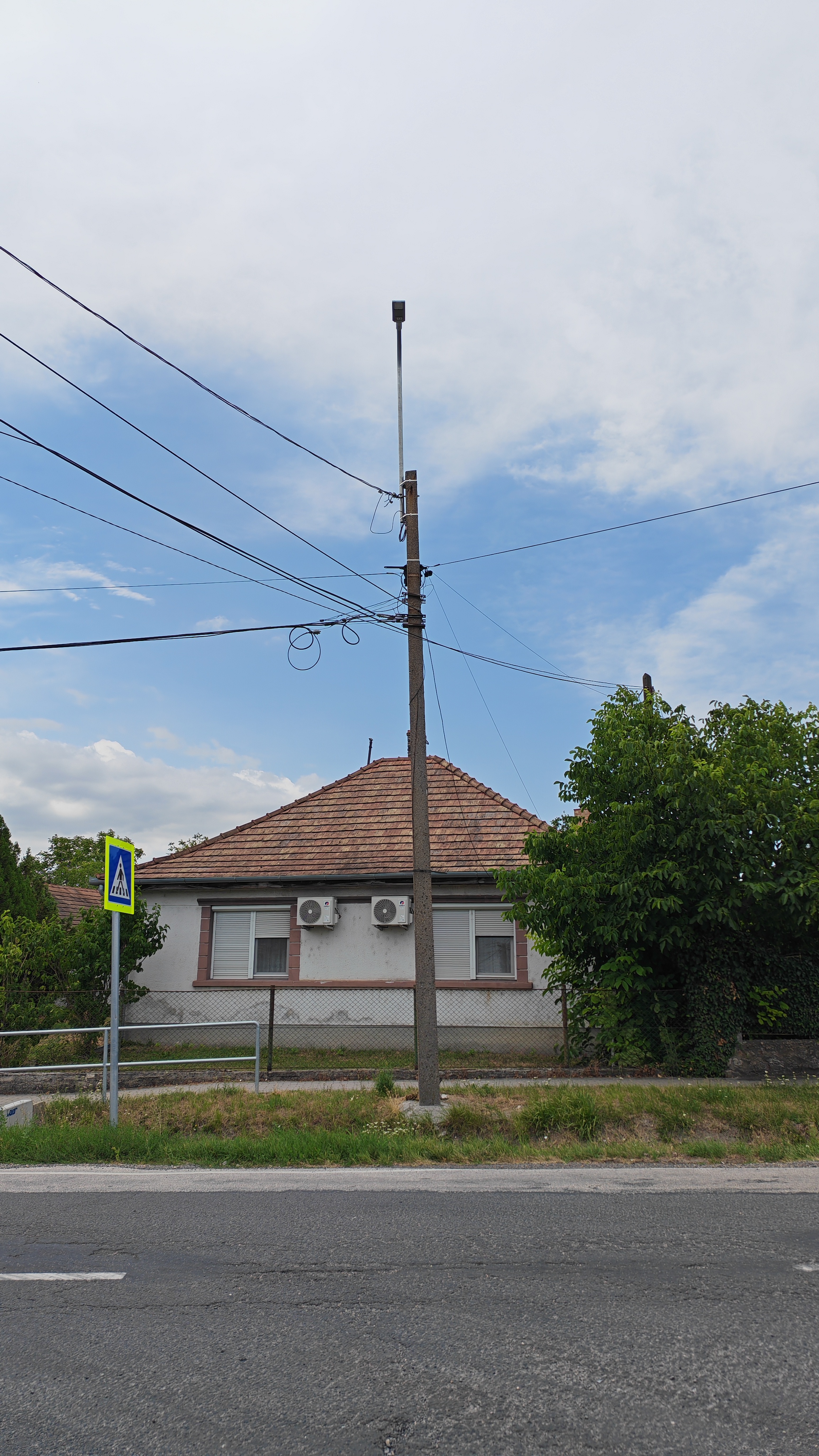Közvilágítási lámpatest betonoszlopra szerelve