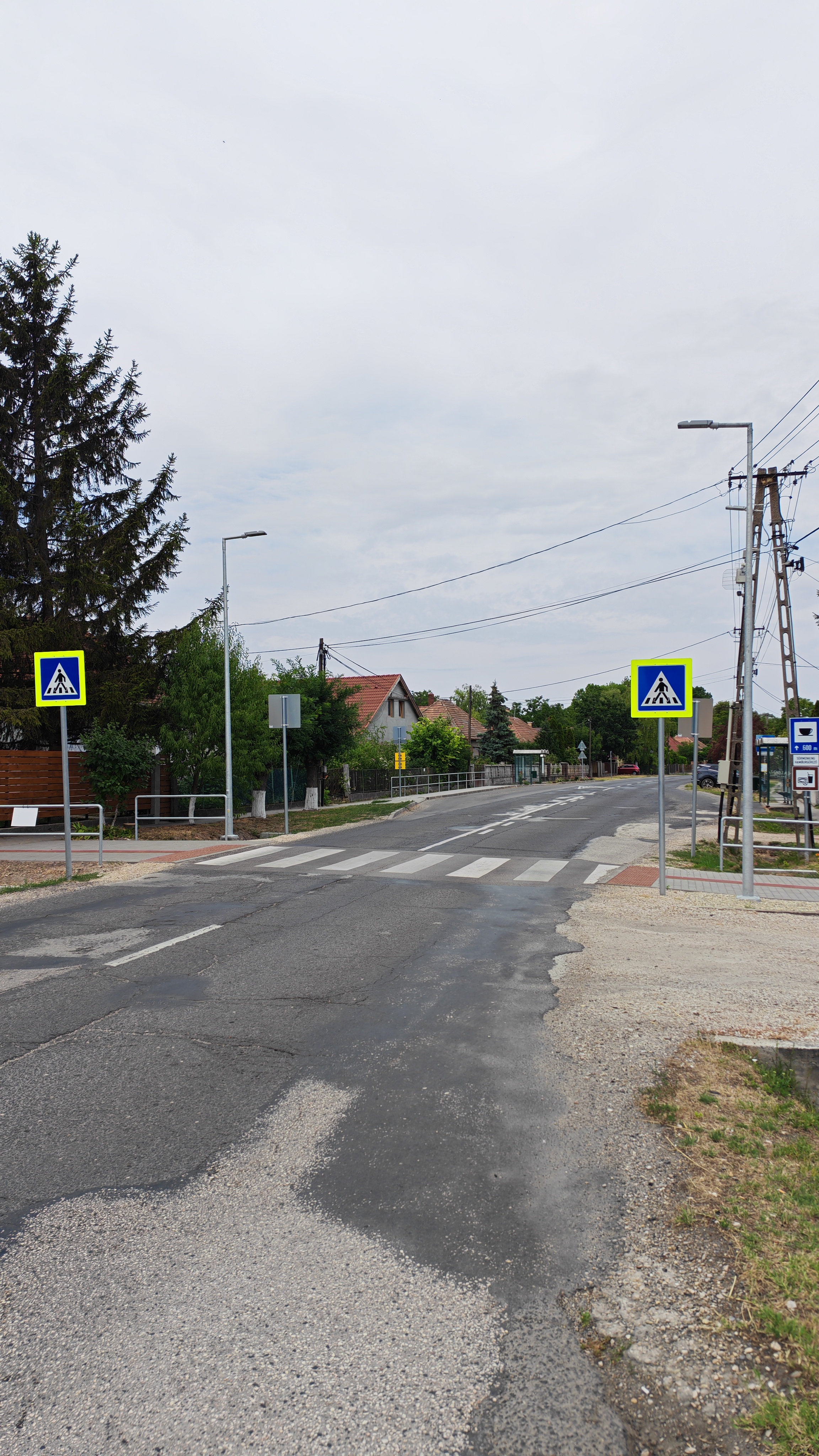 Közvilágítás felújított gyalogátkelőnél