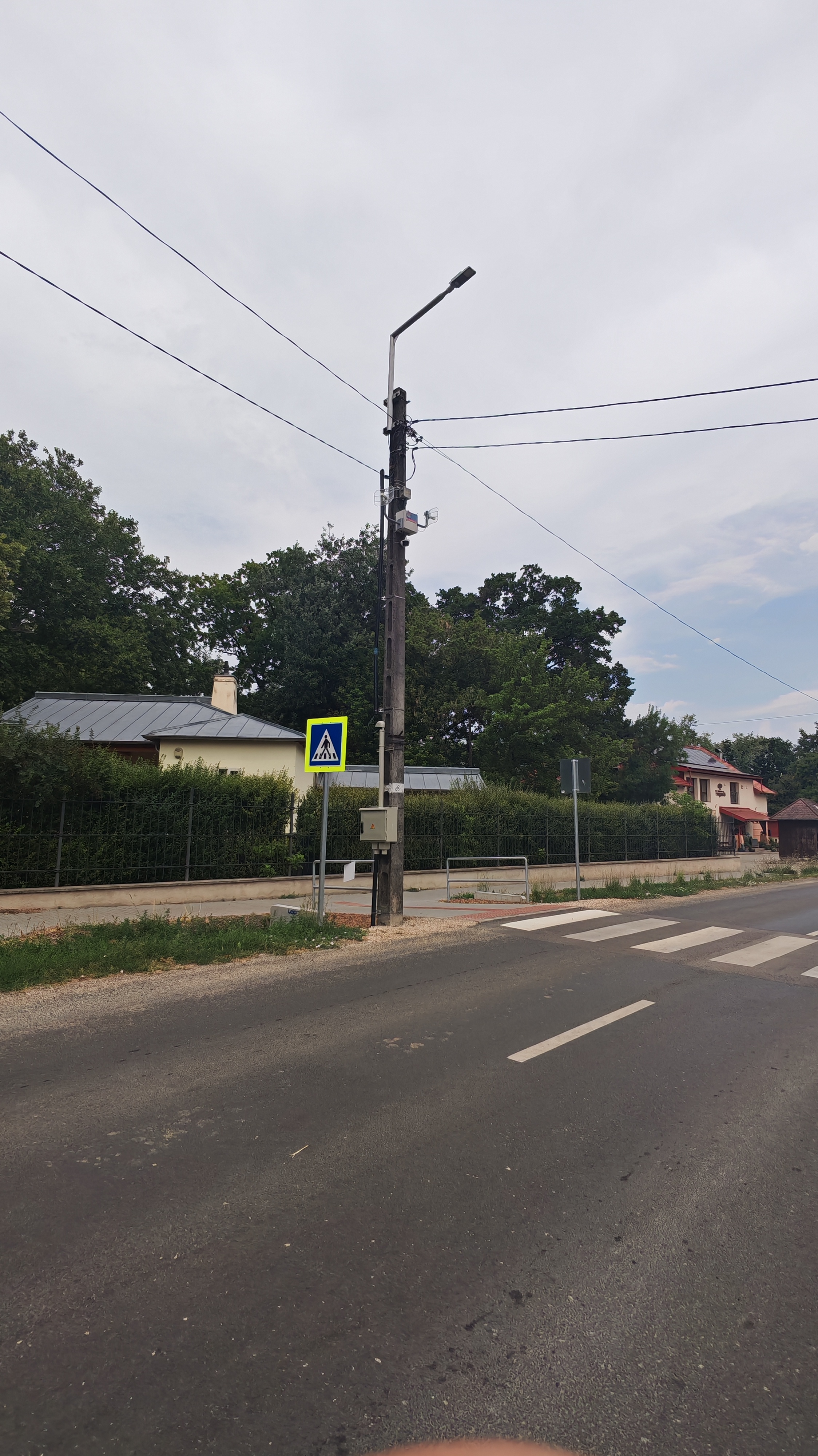 Közvilágítási oszlop kamerával a gyalogátkelőnél