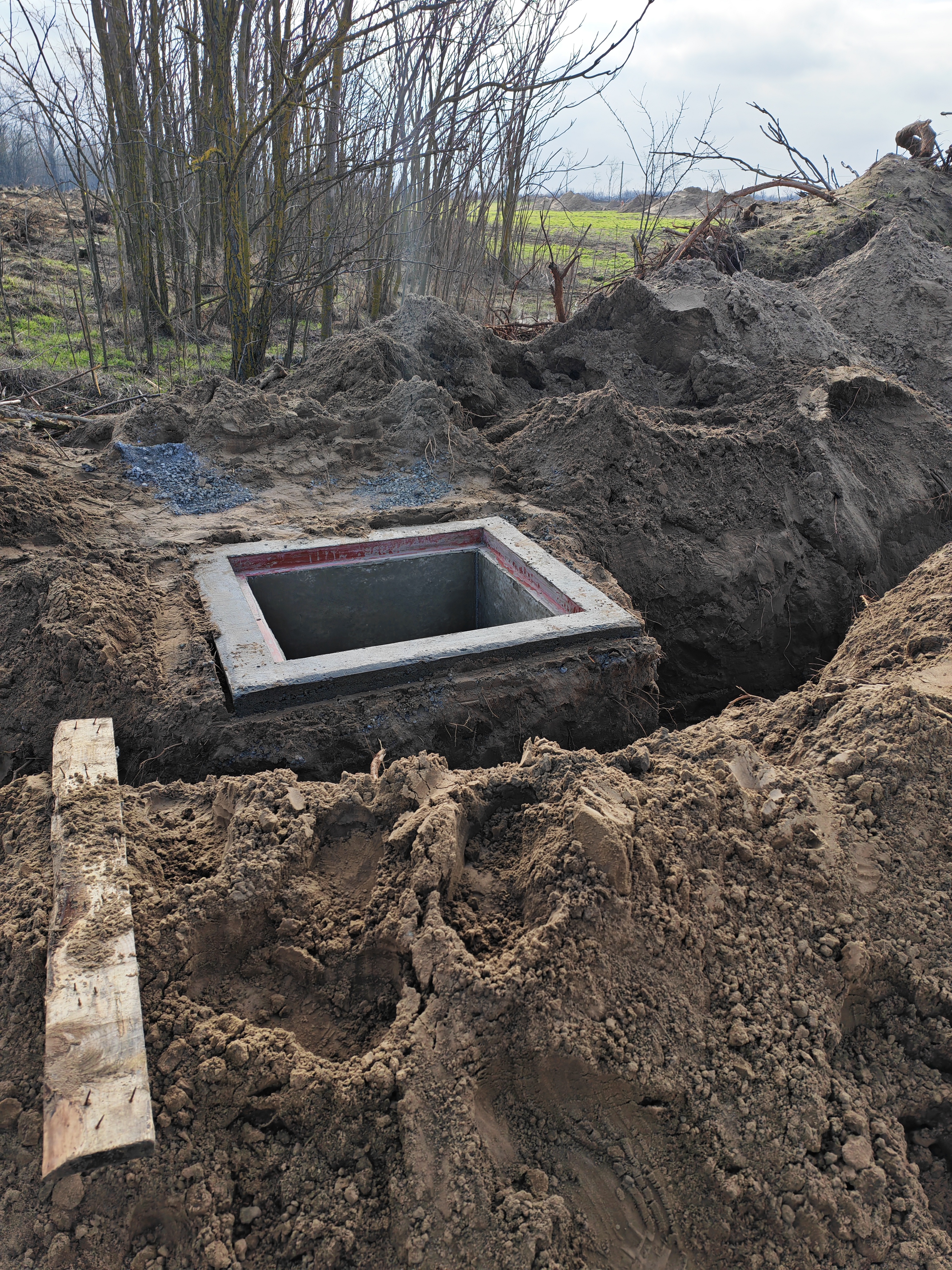 Beton oszlopalap beépítése földmunkával