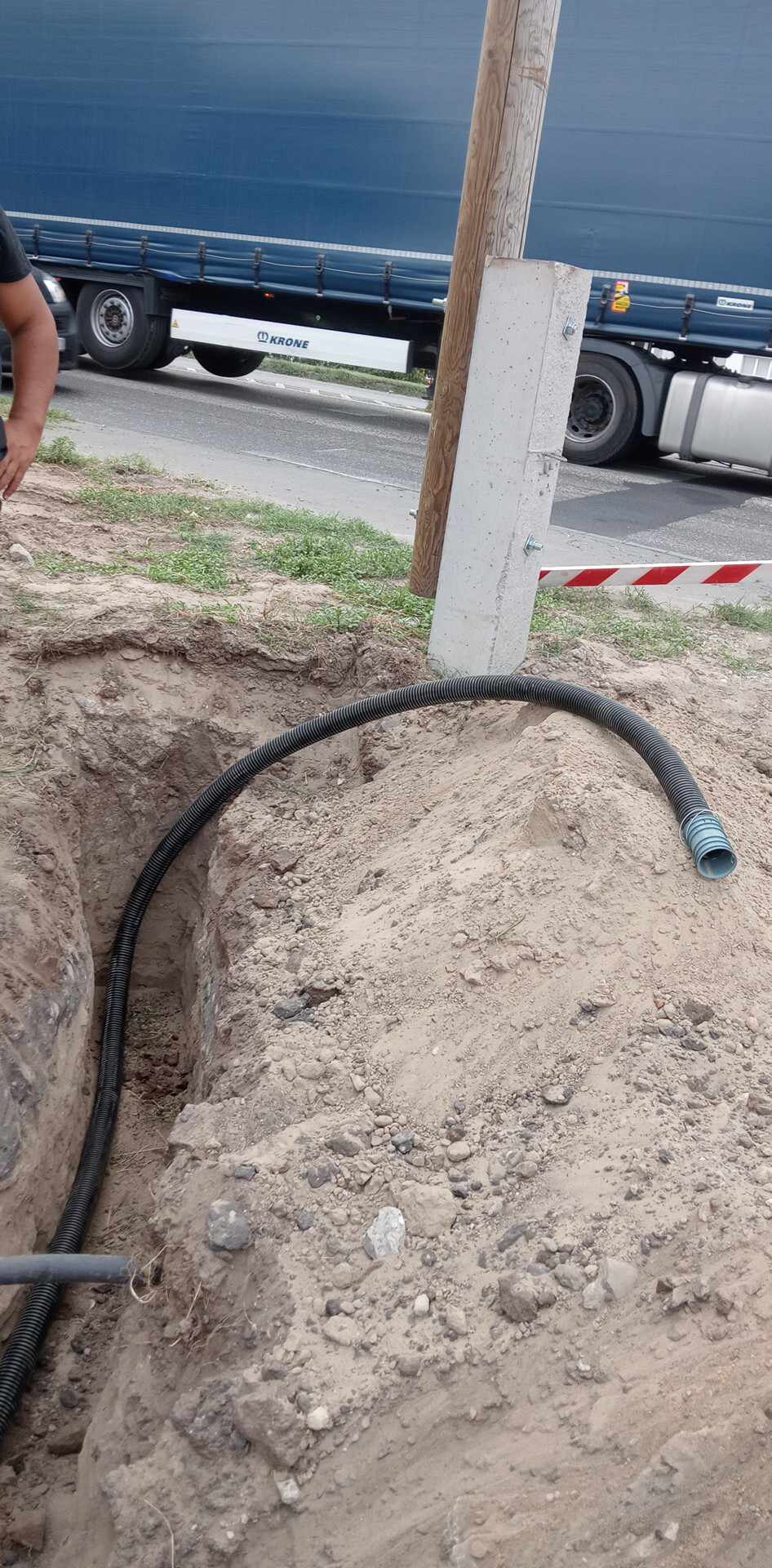 Közép- és kisfeszültségű földkábel fektetése
