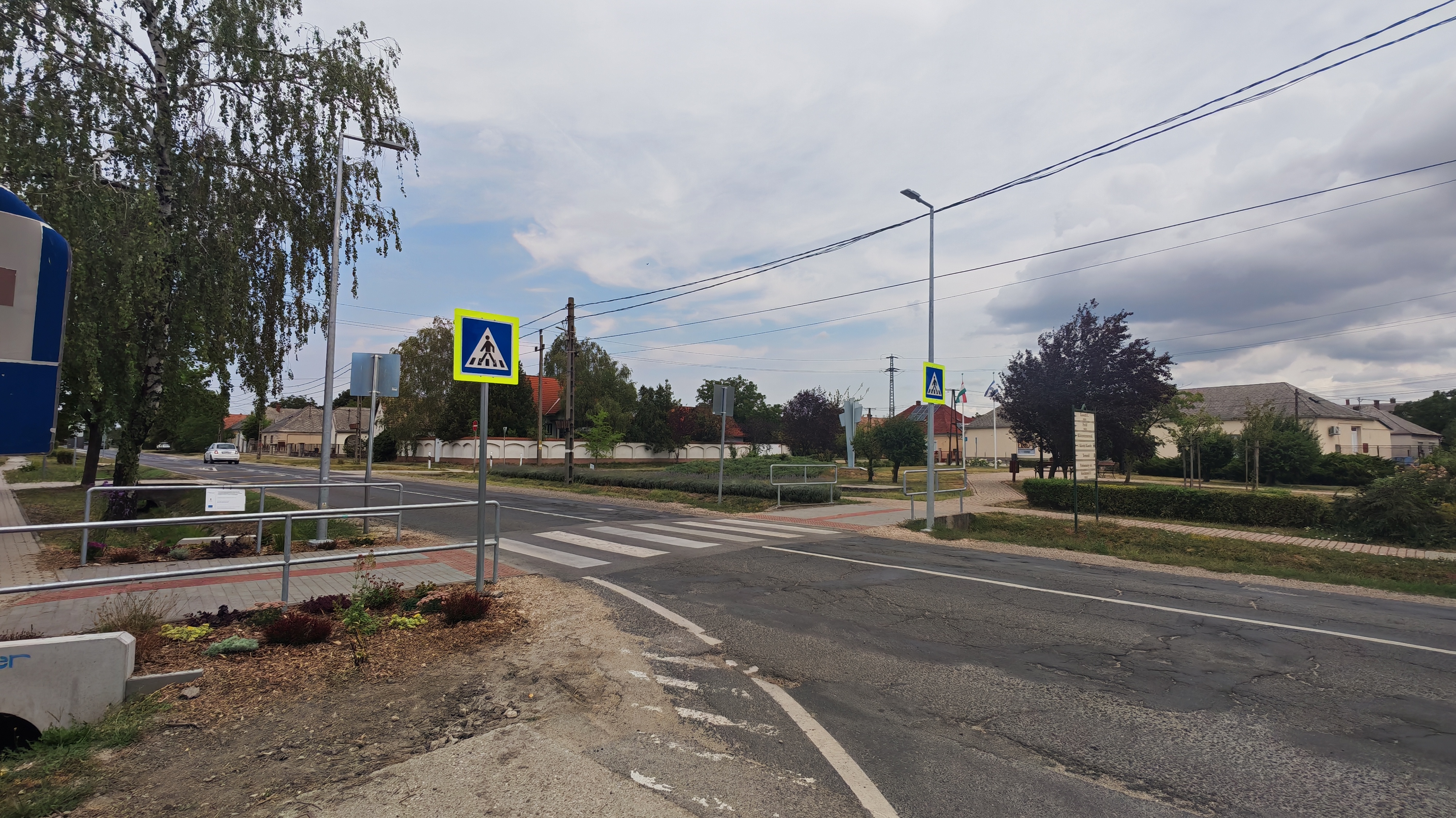 Új közvilágítási oszlopok a gyalogátkelőnél