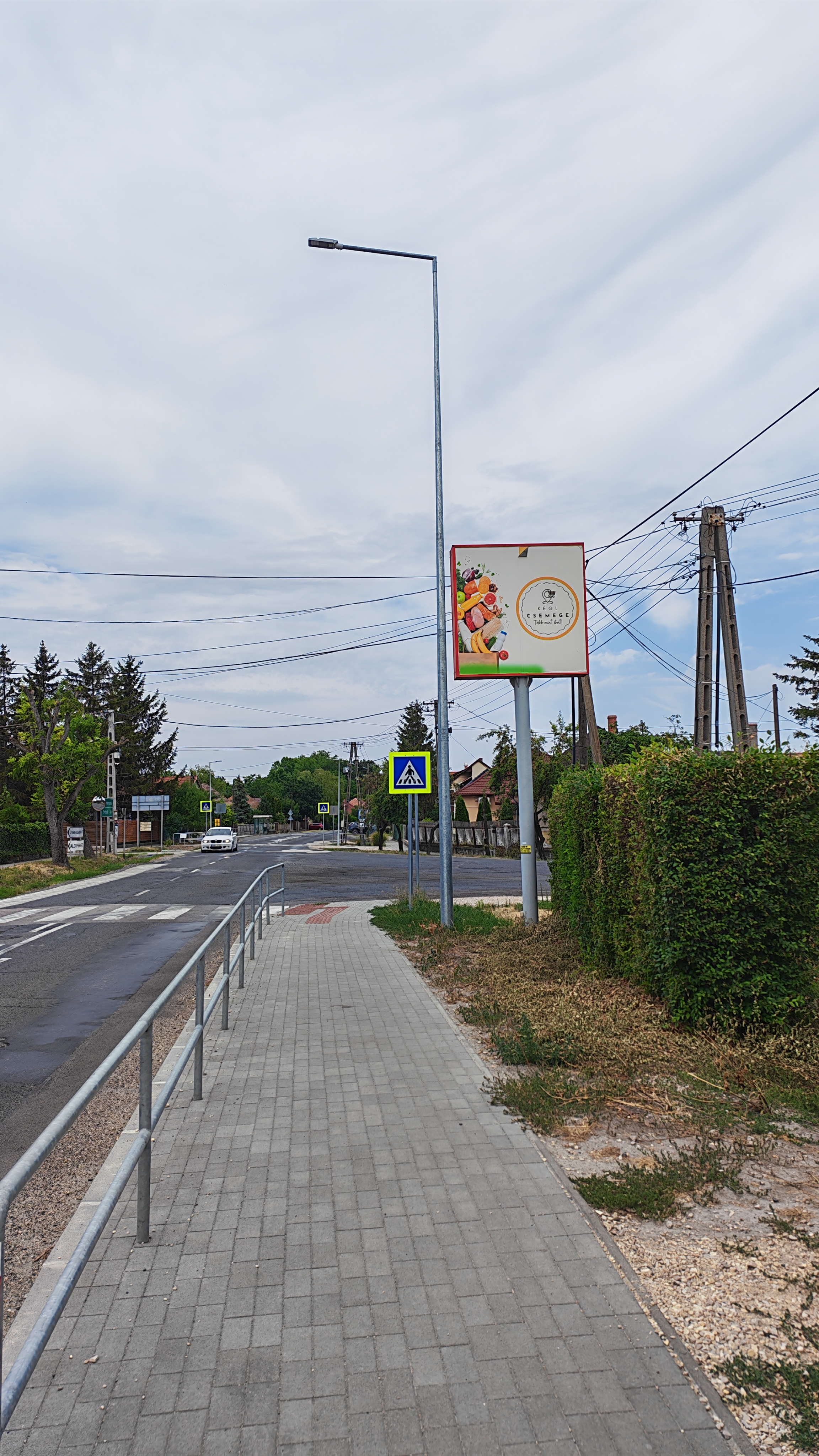 Közvilágítási kandeláber járda mentén