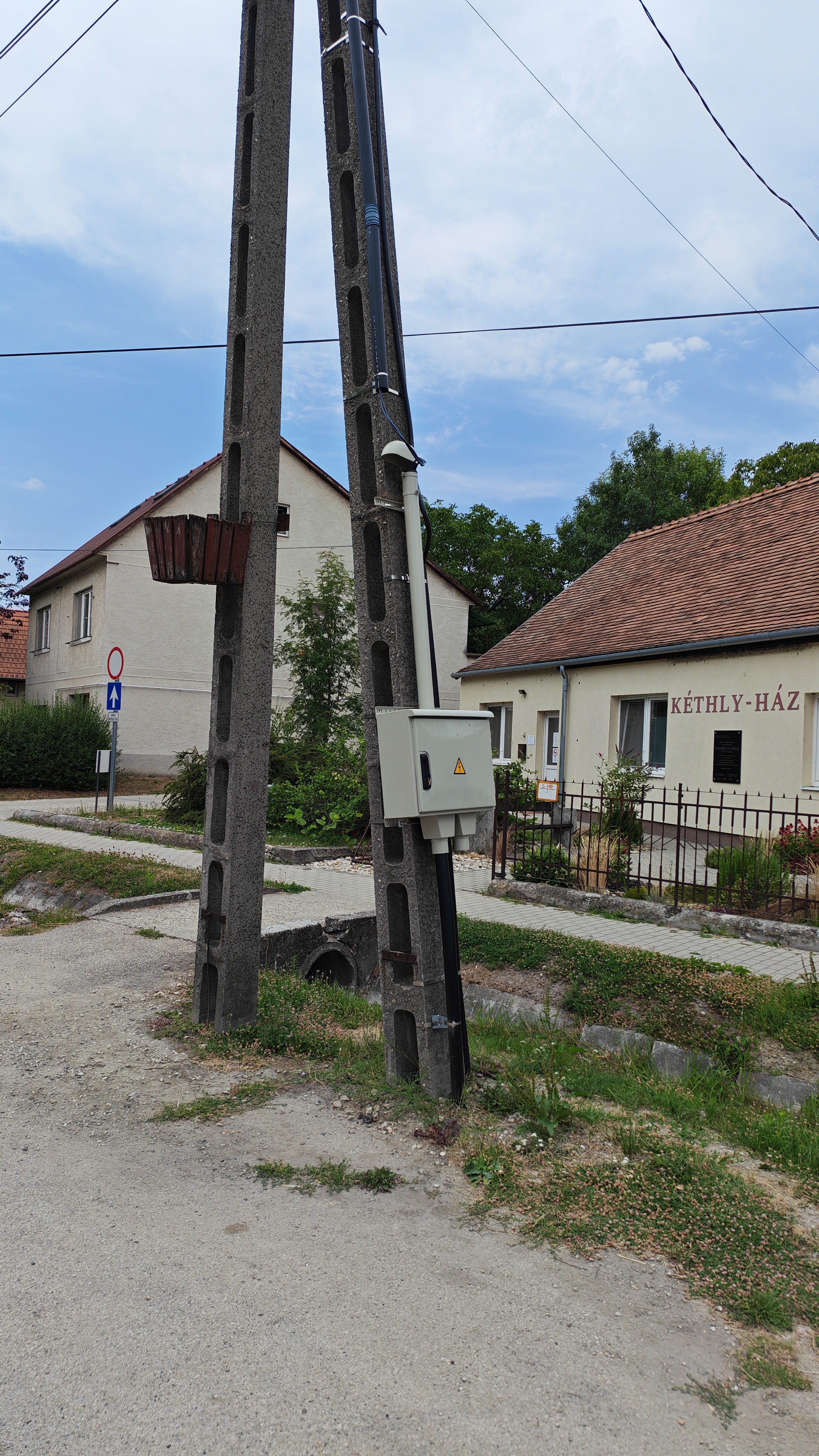 Kábelszekrény betonoszlopon a csomópontnál