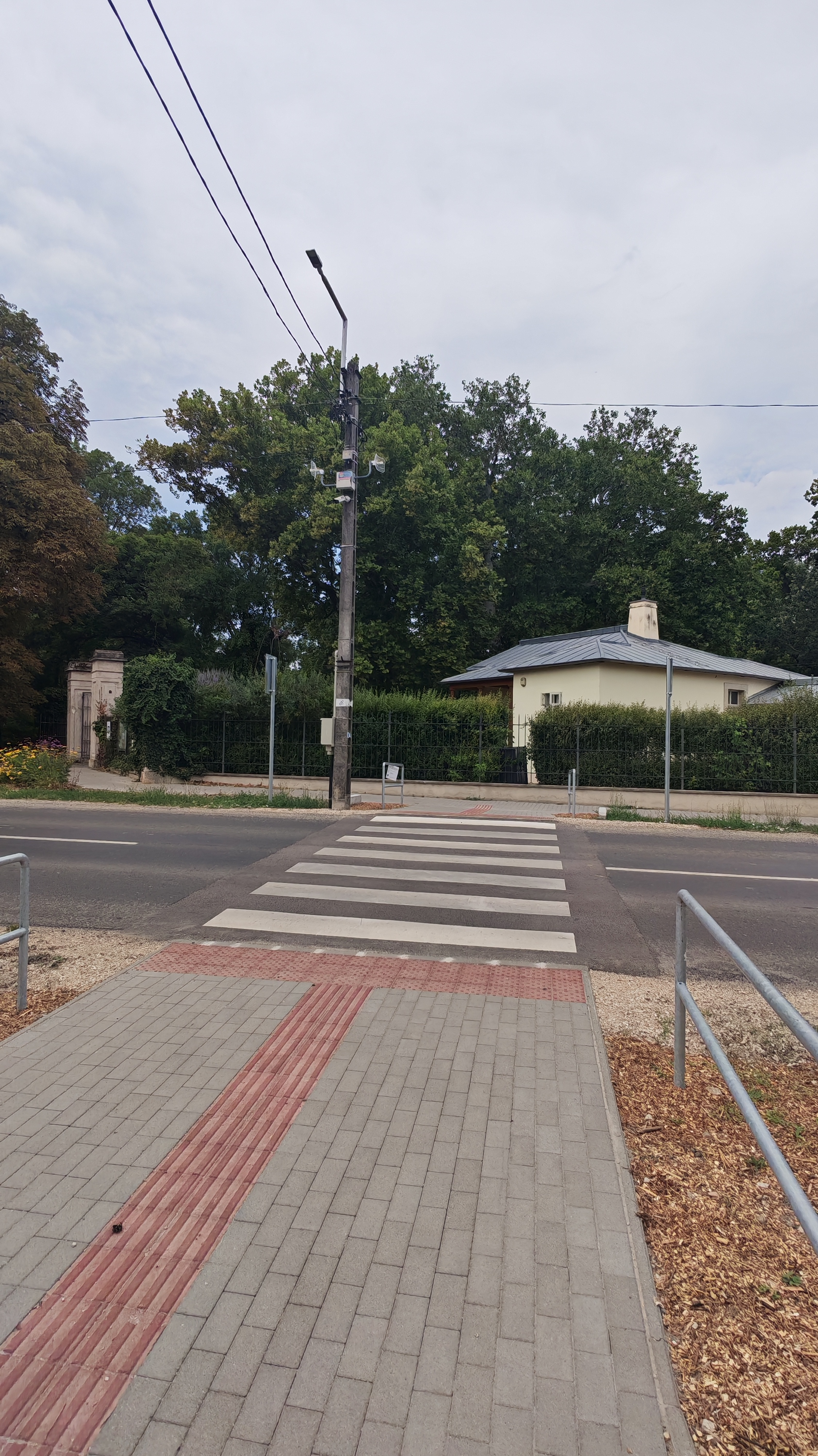 Közvilágítási oszlop kamerával a gyalogátkelőnél
