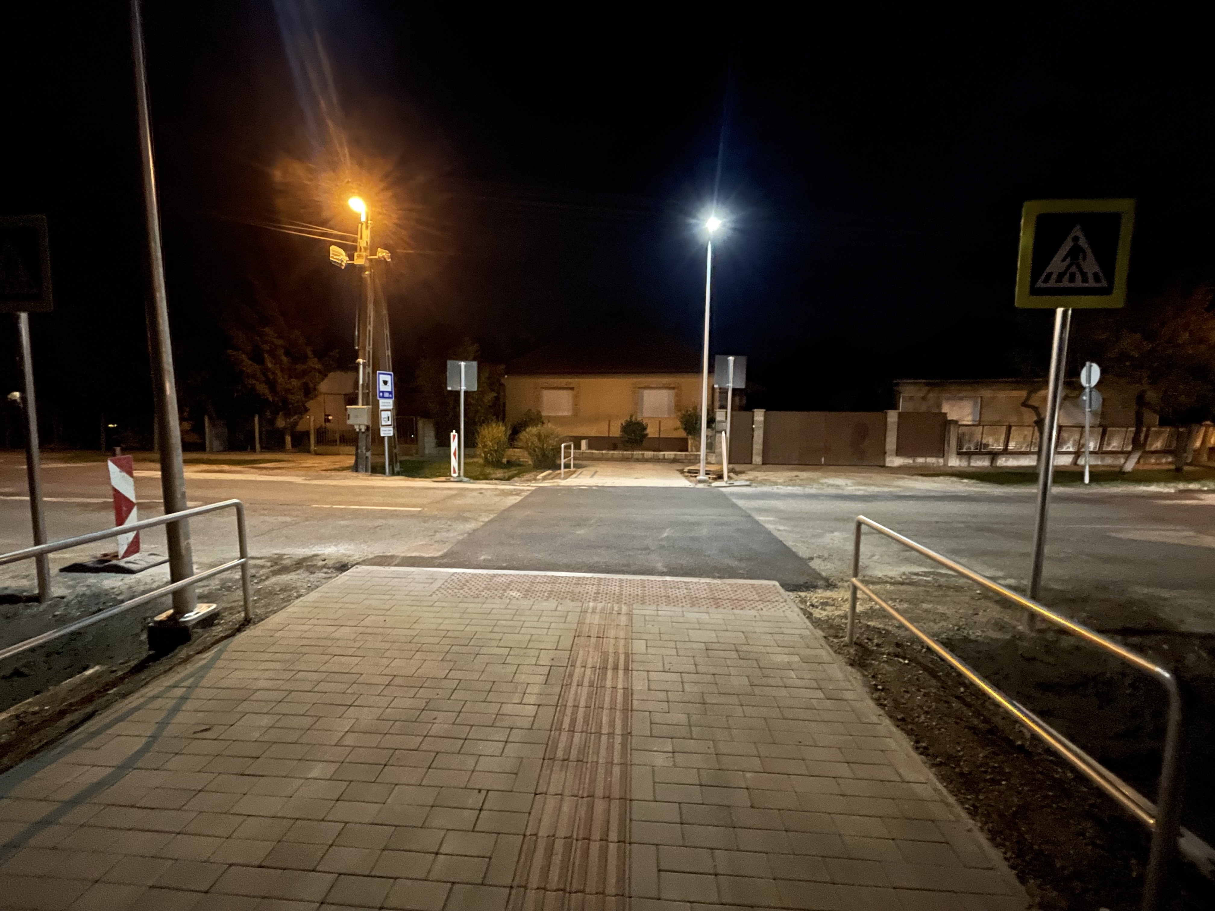 Új LED közvilágítás éjjel a gyalogátkelőnél