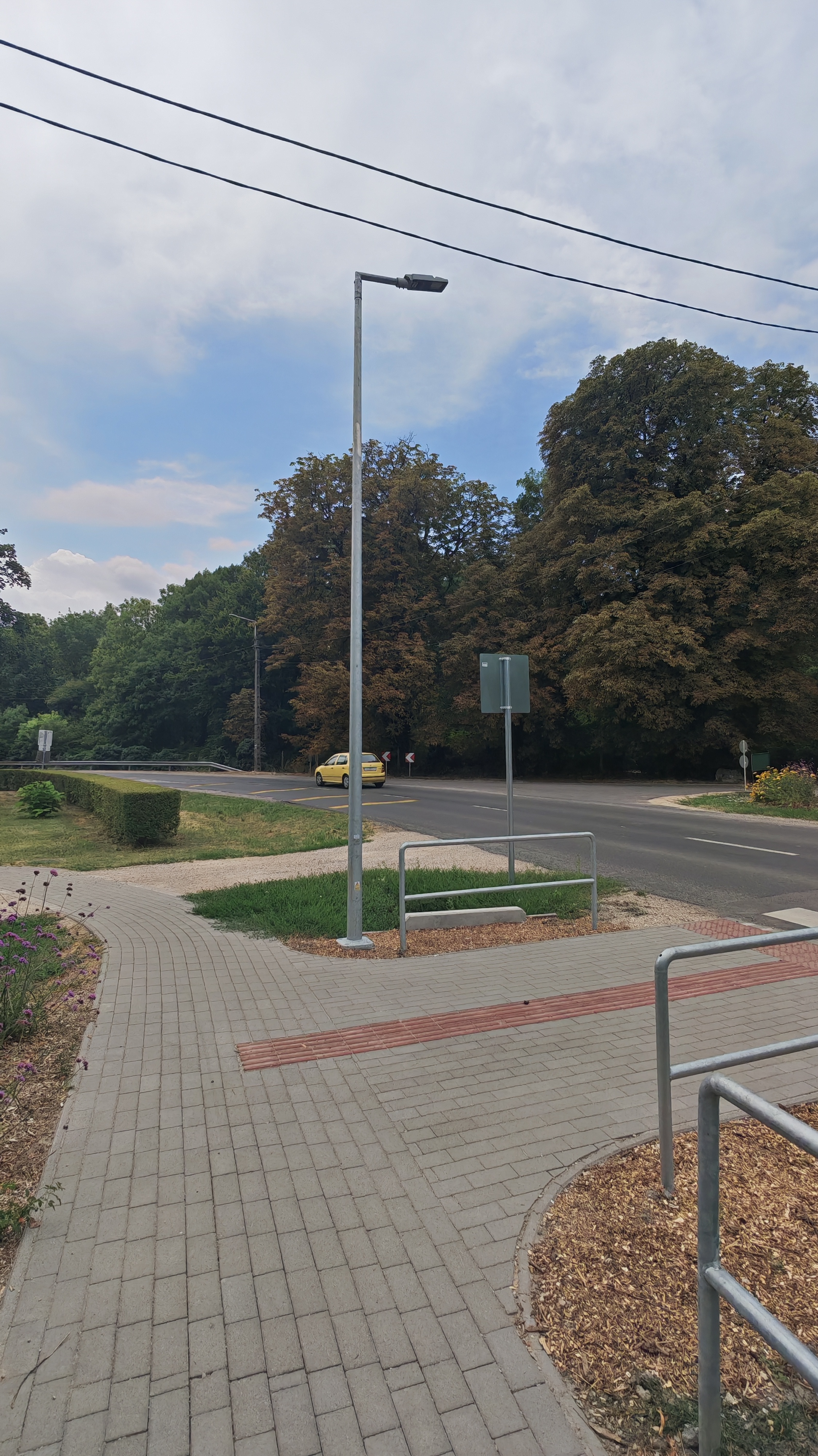 Közvilágítási oszlop az útcsomópontban