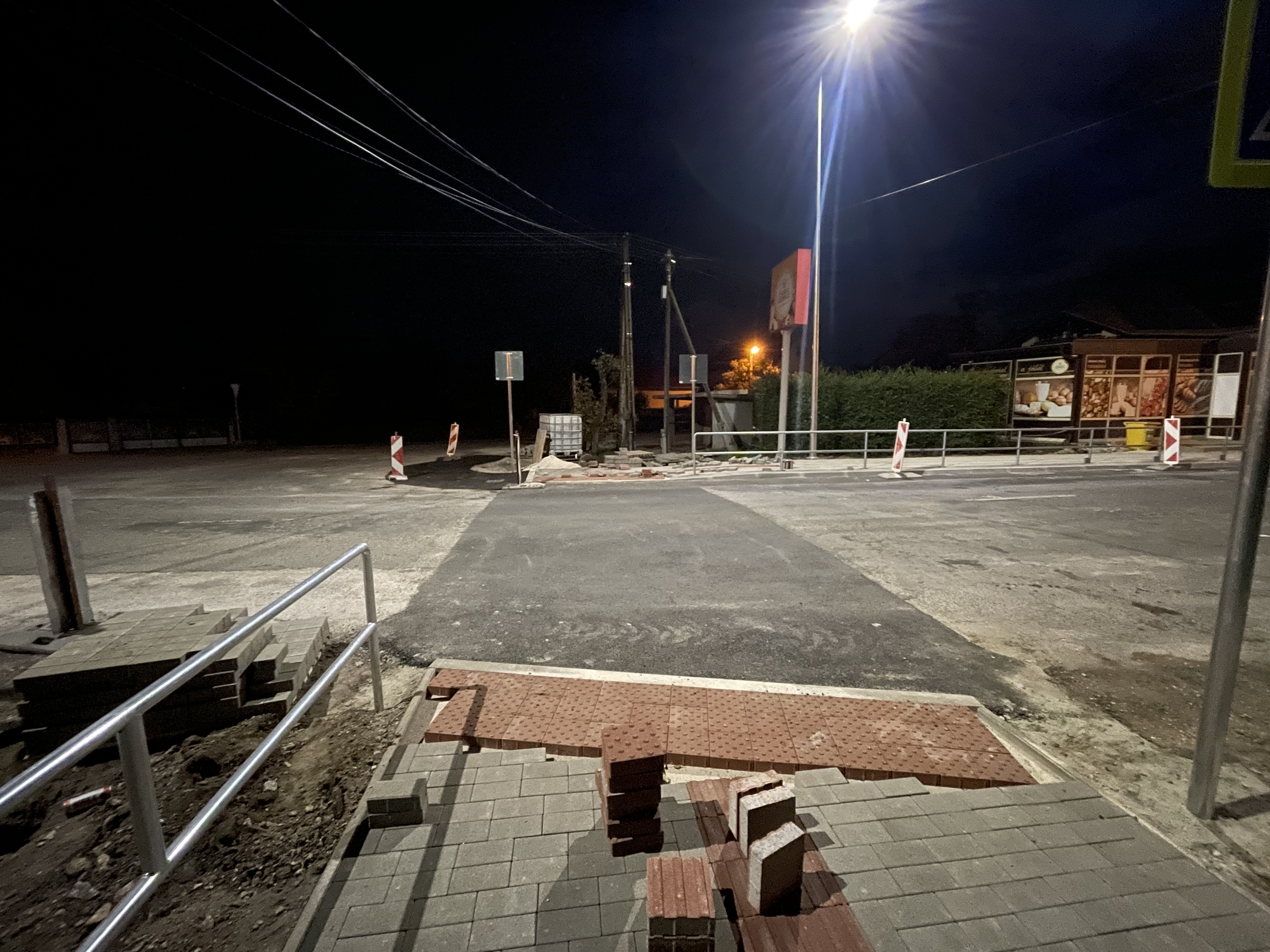 Új közvilágítás éjszaka, útépítés közben